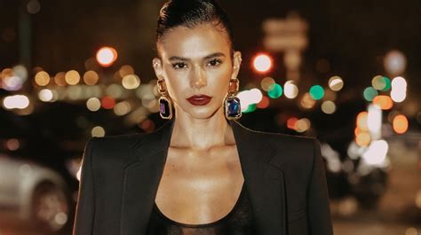 Bruna Marquezine Aposta Em Look Transparente Para Curtir Semana De Moda