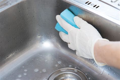 how to clean a bathroom sink
