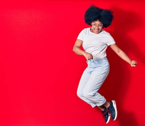 Joven Hermosa Mujer Afroamericana Con Ropa Informal Y Gafas Sonriendo