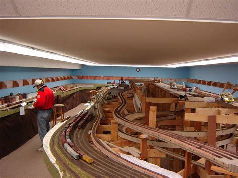 Model Train Benchwork and Roadbed Construction