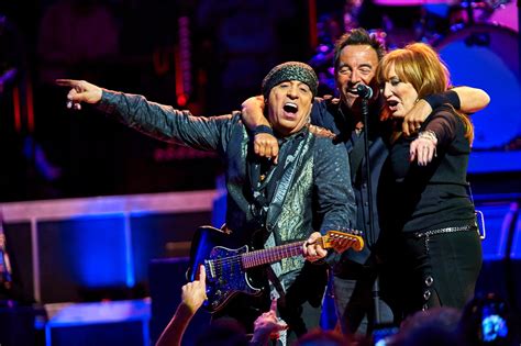 Bruce Springsteen And The E Street Band Announce U S Dates With