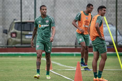 Volta contra o Ceará Caio Paulista reaparece no campo em treino no CT