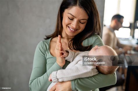 potret  ibu memeluk  mencium bayi   lahir gaya hidup