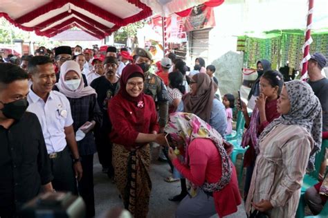 Bolu Raksasa Hadiah Dari Rakyat Dan Lahirnya Kembali Nyi Endang Dharma