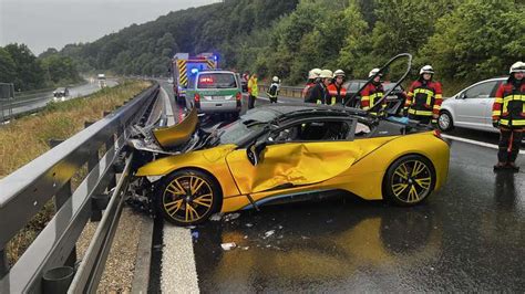 Bmw I8 Sportwagen Auf 70 Bei Bamberg Völlig Demoliert Fahrer Schwer