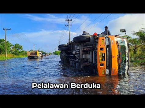 Akibat Banjir Lintas Timur Mobil Fuso Terjungkal Di Tepi Aspal Youtube