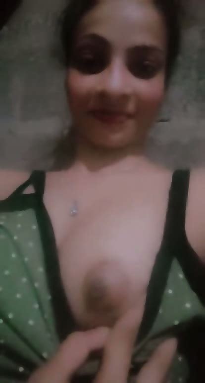 Lankan Girl Showing Boob