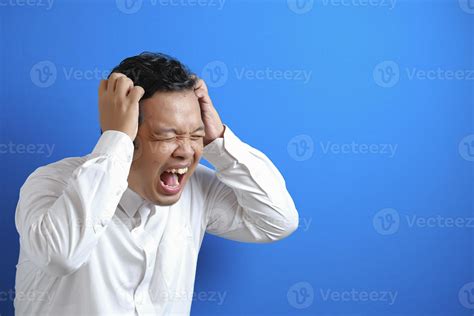 Young Asian businessman shouting, angry expression. 5859620 Stock Photo ...