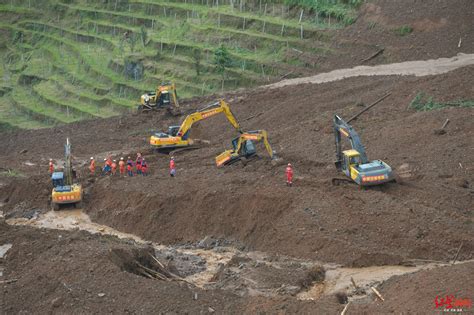 直击贵州水城滑坡救援现场：一夜大雨导致部分区域再次滑坡手机新浪网