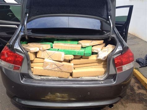 G1 Polícia apreende carro lotado de tabletes de maconha e haxixe