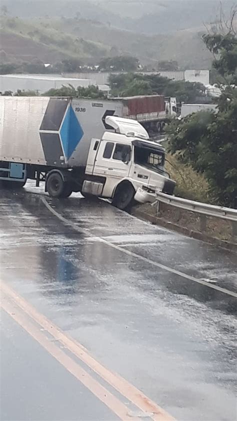 Acidente entre caminhões e um carro deixa feridos na BR 393 em Três