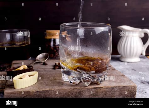 Verter El Agua Hirviendo En Un Vaso De Caf Dulces De Chocolate Y