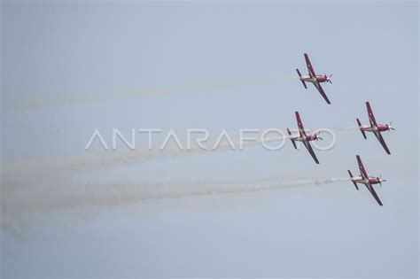 Jupiter Aerobatic Team Beraksi Di Atas Danau Toba Antara Foto