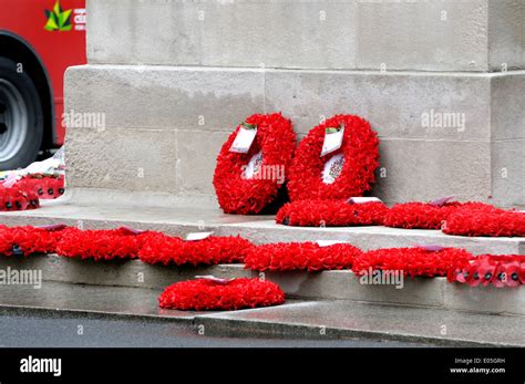 Poppy Wreath Cenotaph Hi Res Stock Photography And Images Alamy