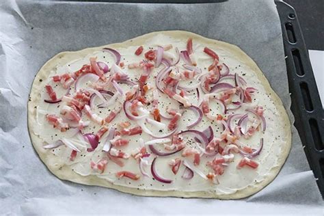 Flammkuchen Met Spekjes En Ui LeukeRecepten