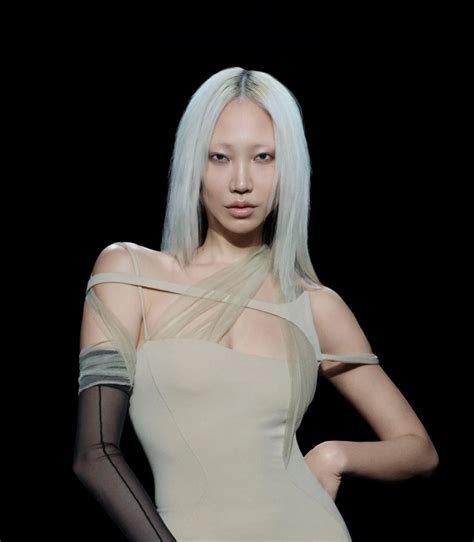 Mugler: «голые платья» и идеальные причёски