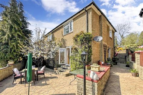 Woodman Road Coulsdon Surrey 2 Bed Ground Floor Maisonette 320 000