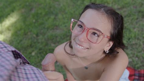 A cute picnic turns into a hot outdoor fuckfest in this HUSTLER Unlimited exclusive Vídeo de
