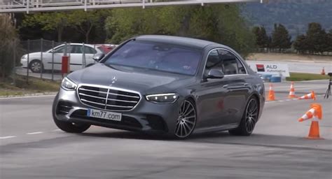 Watch How The New Mercedes-Benz S-Class Deals With The Famous Moose ...