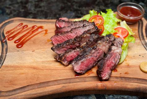 Filete Cortado Jugoso De La Carne De Vaca Veteada En Un Tablero De