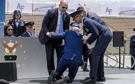 US Präsident Joe Biden stürzt auf der Rednerbühne