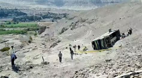 Tragedia en Arequipa más de 20 heridos y un muerto tras caída de bus a