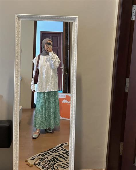 9 Gaya OOTD Girly Dengan Setelan Rok Motif Ala Yure Zalina