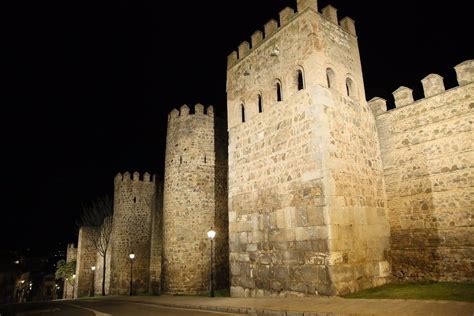 La Muralla De Toledo Entre La Puerta De Bisagra Y La Puerta Nueva