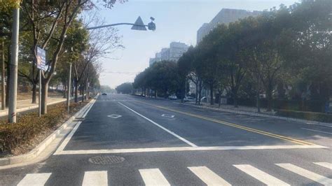 通车！这条路，大修完工！还新增了一个公交站台道路工程万芳路