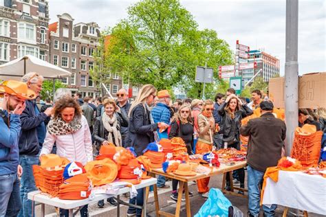 Amsterdam Die Niederlande Am 27 April 2018 Kaufende Orange Der Leute