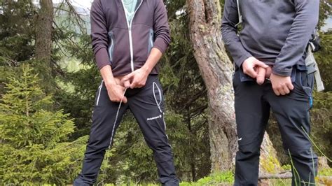 2 个直哥们用未切割的大鸡巴撒尿户外 Pornhub Gay