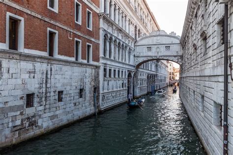 A Ponte Famosa Dos Suspiros Nos Canais Bonitos De Veneza Foto De Stock