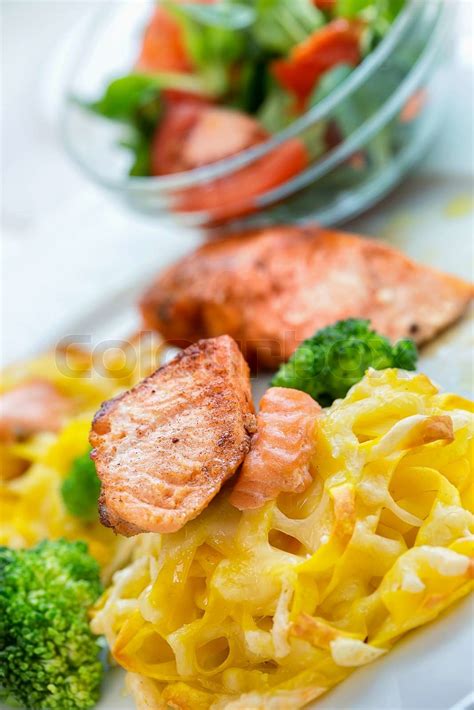 Grillet Laks Og Pasta Middag Stock Foto Colourbox