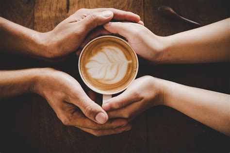 Eine Tasse Kaffee In Den H Nden Eines Mannes Und Einer Frau