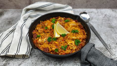 Spaanse Paella Met Kip En Chorizo Eviekookt