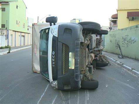 G1 Acidente Em Cruzamento Deixa Motorista Ferido Em Vila Velha ES