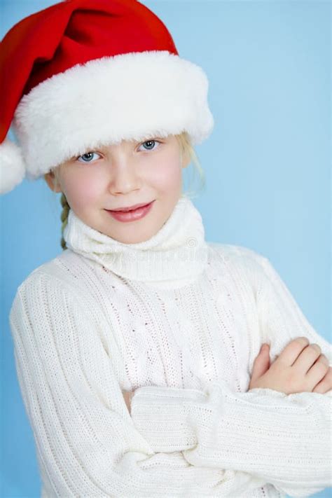 Fille De Sourire Dans Le Chapeau De Santa Photo Stock Image Du