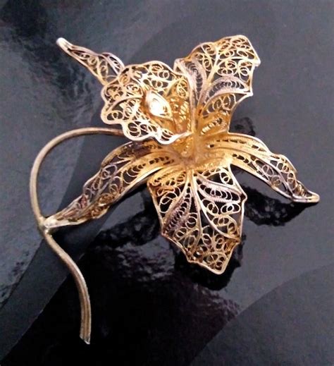 Vintage Filigree Brooch Pin Gem