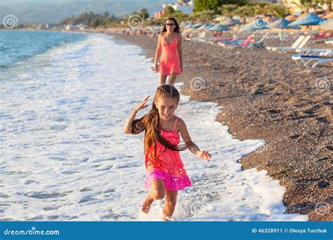 Enfantez Et Sa Petite Fille Jouant Et Courant Sur La Plage Image Stock