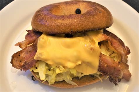 La Cocina Del Pollo Huevos Revueltos Con Cebolla Y Tocino Sobre Bagel