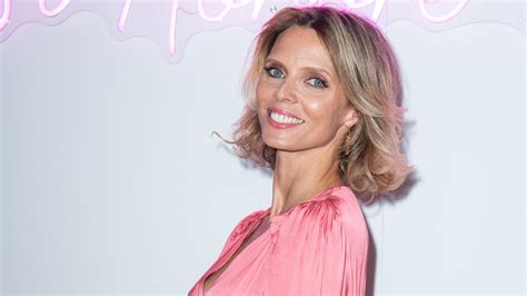 Sylvie Tellier Sublime En Bikini Elle Blouit En Posant Dans Lune