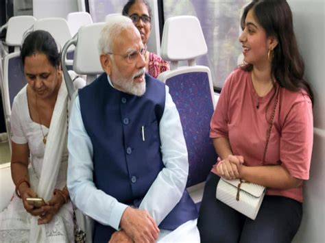 Woman Wishes Pm Narendra Modi Birthday In Sanskrit Delhi Metro Video Viral दिल्ली मेट्रो में मना