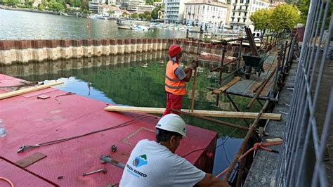 Paratie Di Como Uomini Al Lavoro Sul Cantiere