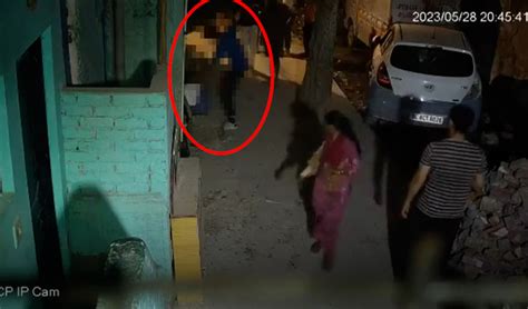 Una Joven De A Os Es Apu Alada En Plena Calle En Nueva Delhi Ante La