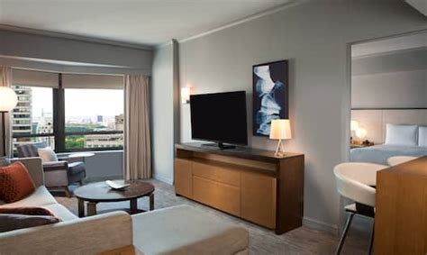 Rooms & Suites at New York Hilton Midtown in Manhattan - Official Site