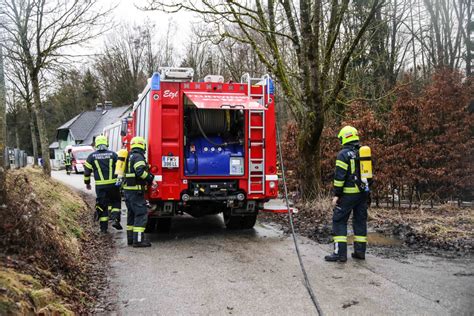 Gemeldeter Dachstuhlbrand In Oftering Stellte Sich Als Heckenbrand