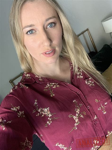 Alluring Blonde Riley Reyes Shows Off Her Big Booty Her Natural Tits