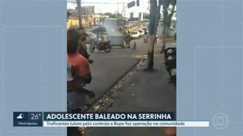 Vídeo Adolescente é baleado na Serrinha RJ2 G1