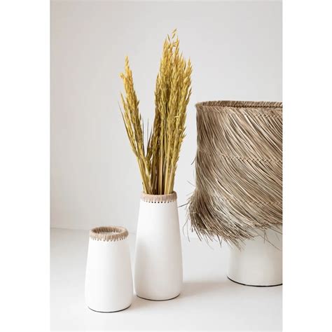 Vase Aus Terrakotta Und Wei Em Bast H Sneaky Maisons Du Monde