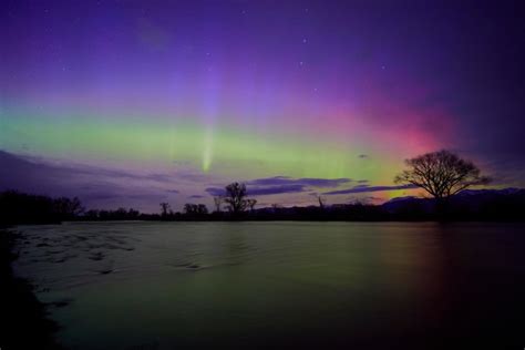 Premium Photo Aurora Borealis Lighting Up The Night Sky Over The